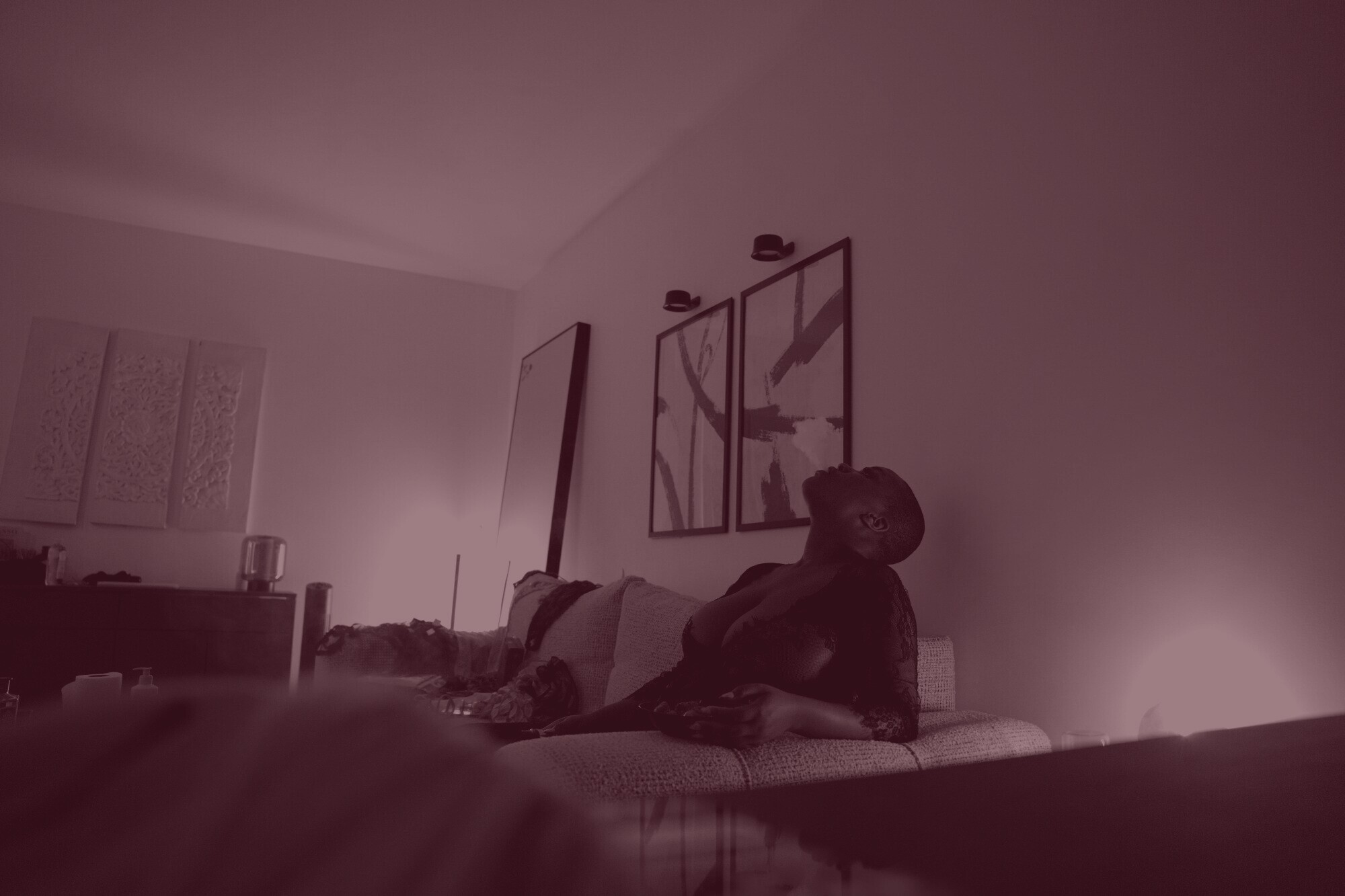 La même chambre en lumière bleue, ADĀĀH allongée, dans une autre position.