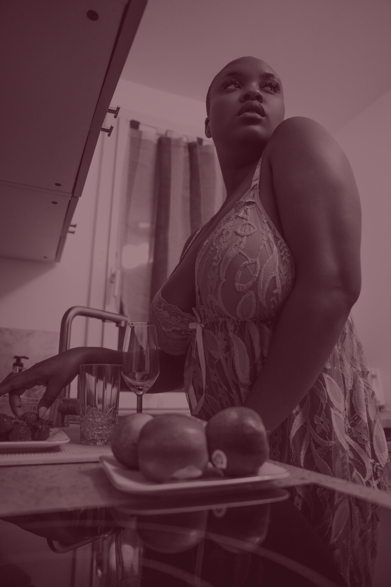 ADĀĀH dans une cuisine baignée de lumière verte, le buste redressé, le regard levé.